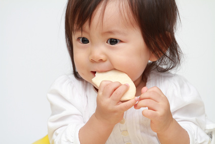 おやつを食べる赤ちゃん(0歳児)