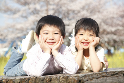 頬杖をつく小学生男女