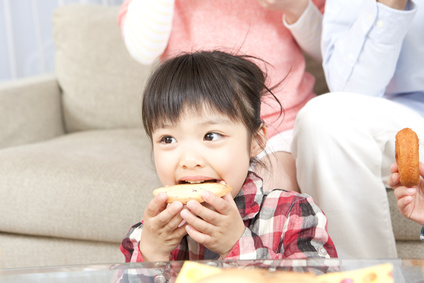 クッキーを食べる女の子