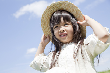 帽子を被って微笑む女の子