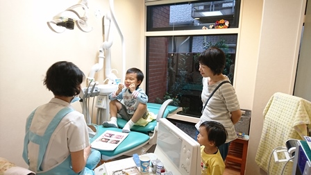 子供の歯科治療の様子